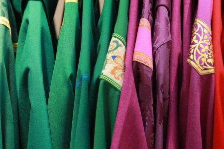 Vêtements liturgiques, aubes, chasubles, étoles, soutanes...